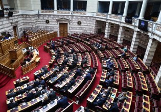 Βουλή: Αλλαγές λίγο πριν την ψήφιση στο νομοσχέδιο για τη ψήφο των αποδήμων – Την ανάγκη φιλοτιμία κάνει η κυβέρνηση