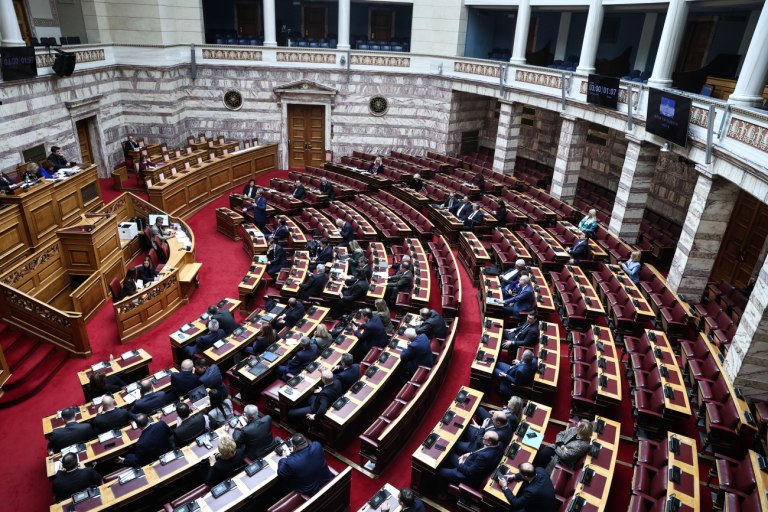 Βουλή: Αλλαγές λίγο πριν την ψήφιση στο νομοσχέδιο για τη ψήφο των αποδήμων – Την ανάγκη φιλοτιμία κάνει η κυβέρνηση