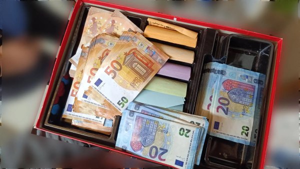 Κατερίνη: 17χρονος διακινούσε πλαστά χαρτονομίσματα – Ανέβαζε βίντεο κάνοντας αναλήψεις από ΑΤΜ με κάρτες – κλώνους