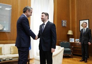 Σε εξέλιξη η συνάντηση Μητσοτάκη – Ανδρουλάκη για τις εξελίξεις στη Μέση Ανατολή