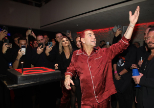 Ο Γιώργος Μαζωνάκης γιόρτασε τα γενέθλια του σε ένα ιδιαίτερο πάρτι γεμάτο εκπλήξεις και… total black dress code