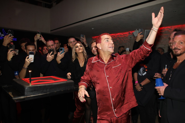 Ο Γιώργος Μαζωνάκης γιόρτασε τα γενέθλια του σε ένα ιδιαίτερο πάρτι γεμάτο εκπλήξεις και… total black dress code