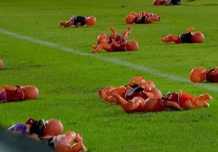 Οπαδοί της Ροσάριο πέταξαν φουσκωτές κούκλες με φανέλες της Νιούελς στο γήπεδο (vid)