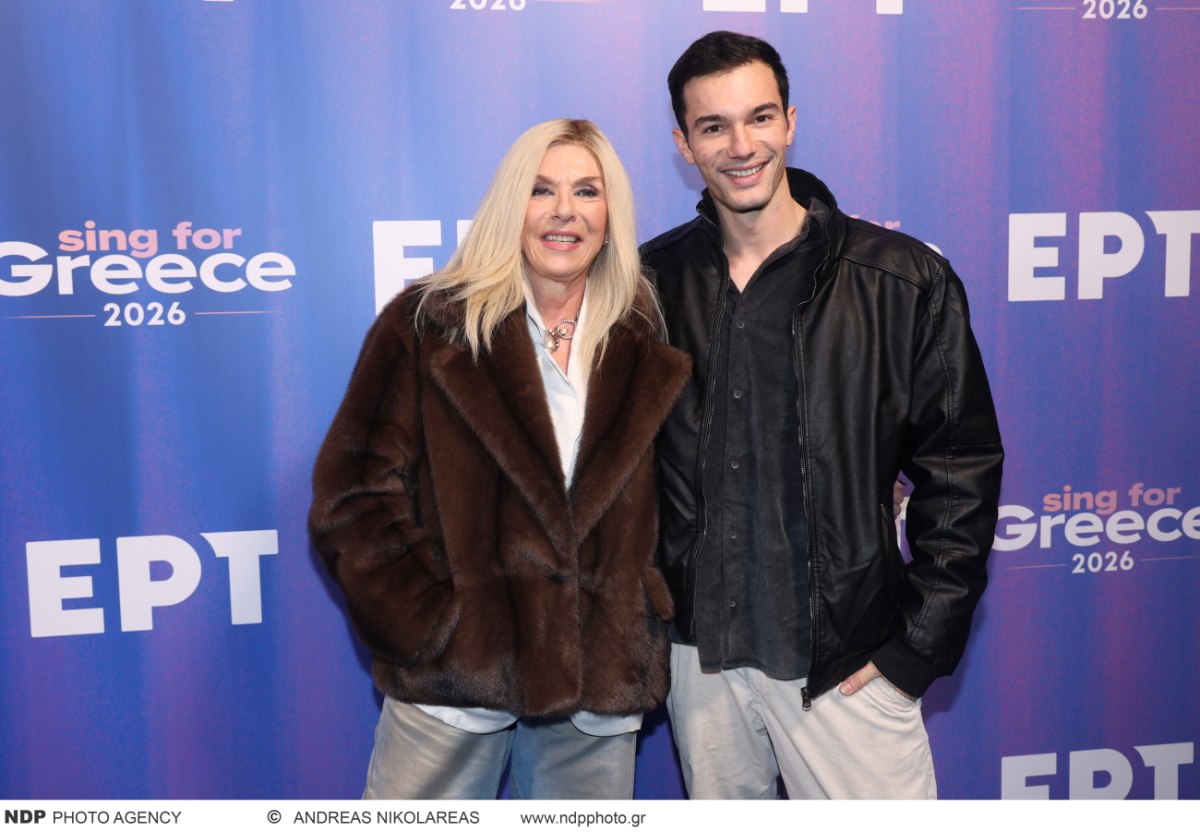 Νίκος Κοσώνας: Ο γιος της Δάφνης Μπόκοτα μιλά για την παράσταση που εμφανίζεται γυμνός στη σκηνή