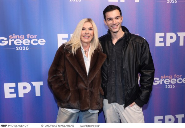 Νίκος Κοσώνας: Ο γιος της Δάφνης Μπόκοτα μιλά για την παράσταση που εμφανίζεται γυμνός στη σκηνή