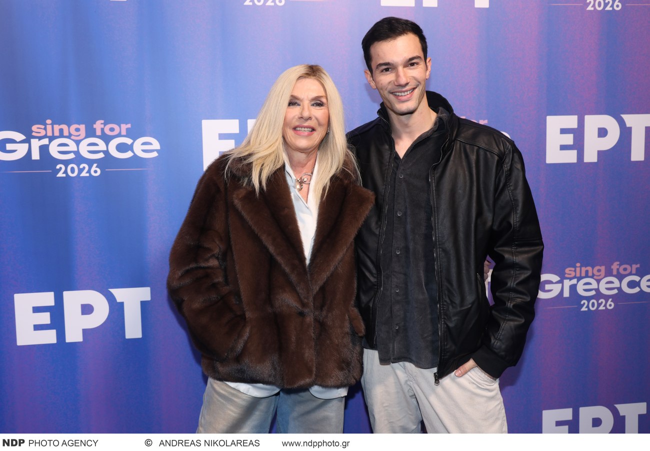 Νίκος Κοσώνας: Ο γιος της Δάφνης Μπόκοτα μιλά για την παράσταση που εμφανίζεται γυμνός στη σκηνή