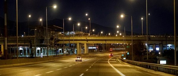 Καταδίωξη στην Αττική Οδό – Συνελήφθησαν δύο άτομα που είχαν αφαιρέσει καλώδια με χαλκό