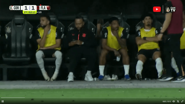 Απίθανα πράγματα: Ο Ντεπάι έπαιζε με το κινητό του την ώρα του αγώνα της Κορίνθιανς (vid)