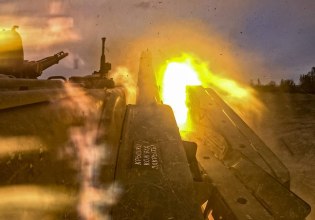 Ρωσία: Η Ουκρανία έπληξε τη Μόσχα με πάνω από 100 drones – Στις φλόγες αποθήκη πετρελαίου στα νότια της χώρας