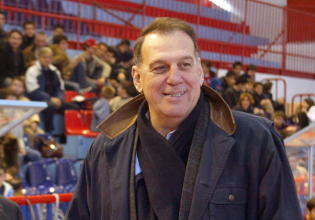 ΠΑΣΟΚ για Βασίλη Γκούμα: Ο «Αυτοκράτορας» σφράγισε μια ολόκληρη εποχή