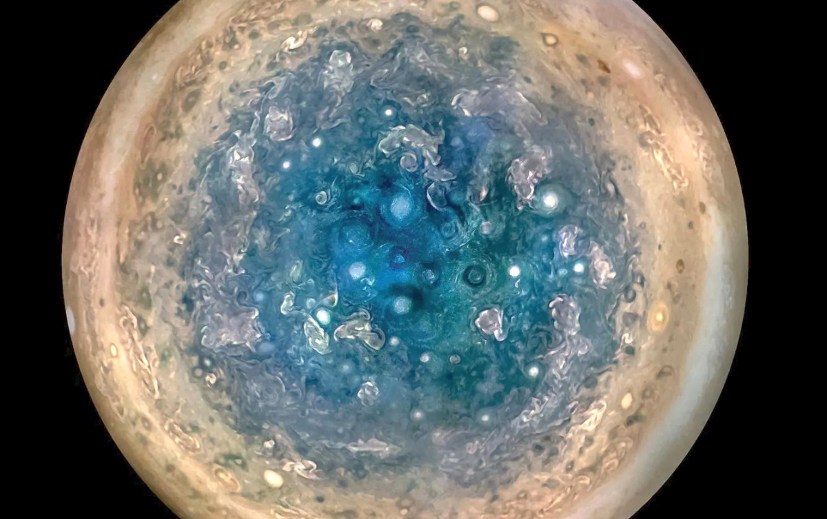 Συστήματα καταιγίδων γύρω από τον νότιο πόλο του Δία σε εικόνα της αποστολής Juno (NASA)