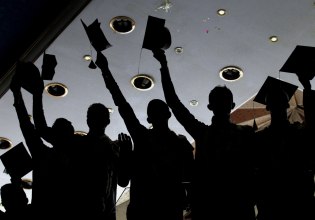 Νέοι εκτός εργασίας και εκπαίδευσης: Γιατί η Ελλάδα «εκδικείται» τους πτυχιούχους