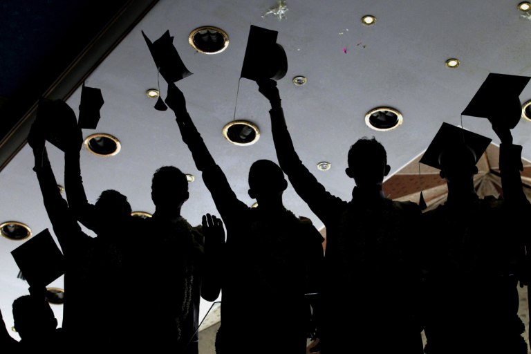 Νέοι εκτός εργασίας και εκπαίδευσης: Γιατί η Ελλάδα «εκδικείται» τους πτυχιούχους