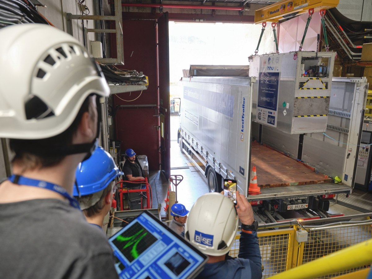 H μαγνητική παγίδα φορτώθηκε σε φορτηγό και άντεξε τους κραδασμούς της διαδρομής (CERN)