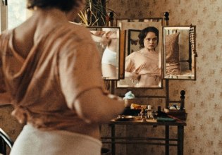 Ο Ήχος της Πτώσης – Μια γερμανική φάρμα φρίκης, τέσσερις ομάδες γυναικών, τέσσερις διαφορετικές ιστορικές περίοδοι