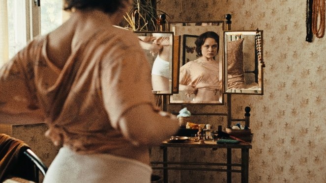 Ο Ήχος της Πτώσης – Μια γερμανική φάρμα φρίκης, τέσσερις ομάδες γυναικών, τέσσερις διαφορετικές ιστορικές περίοδοι