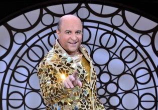 Markos by Night: Ο Μάρκος Σεφερλής επιστρέφει το Σάββατο με την παράσταση 20 Χρόνια Δελφινάριο