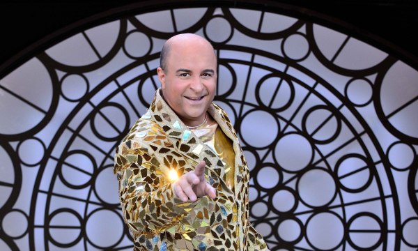 Markos by Night: Ο Μάρκος Σεφερλής επιστρέφει το Σάββατο με την παράσταση 20 Χρόνια Δελφινάριο