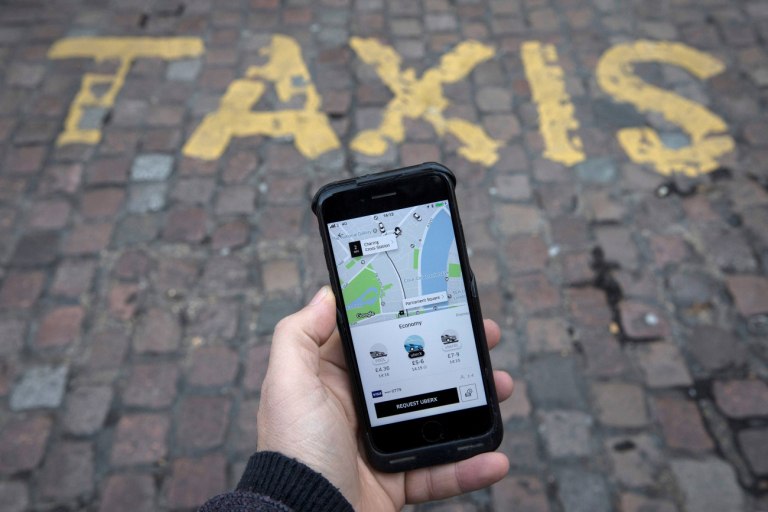 Η Uber παραγγέλνει χιλιάδες ρομποτικά ταξί
