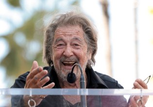 Ο γιος του Αλ Πατσίνο είναι σχεδόν 2 ετών – Η βόλτα με την 31χρονη μητέρα του στο Μπέβερλι Χιλς