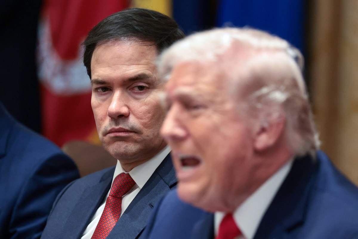 Τραμπ: Καταστρέψαμε το ναυτικό αρχηγείο του Ιράν