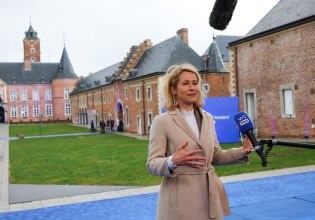 Η ΕΕ ζητά πλήρη σεβασμό του διεθνούς δικαίου – Αλλά καλεί το Ιράν να σταματήσει τις επιθέσεις