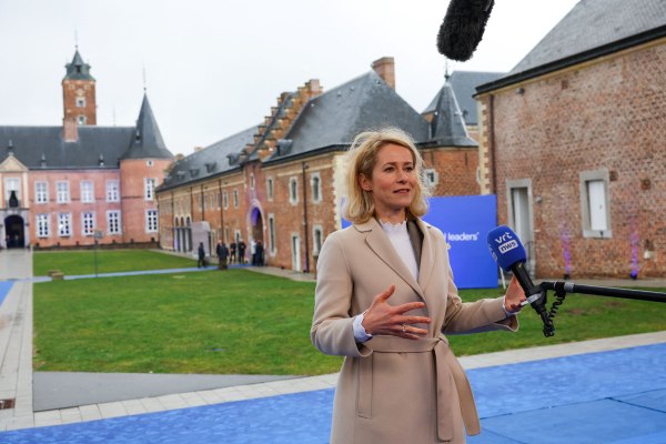 Η ΕΕ ζητά πλήρη σεβασμό του διεθνούς δικαίου – Αλλά καλεί το Ιράν να σταματήσει τις επιθέσεις