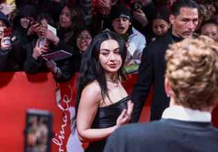 Η Charli xcx θέλει να αφήσει πίσω της τη μουσική και να ακολουθήσει έναν διαφορετικό δρόμο