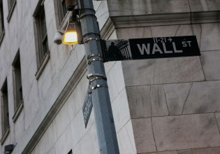 Σε πτώση ξανά η Wall Street – Η ενέργεια προβληματίζει τους επενδυτές