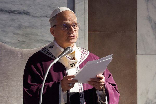 Πάπας Λέων για τον πόλεμο στο Ιράν: «Σταματήστε τη δίνη της βίας πριν μετατραπεί σε οριστικό βάραθρο»