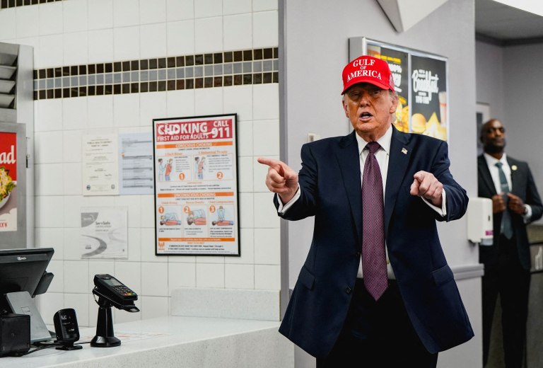 Ο Τραμπ ανακοίνωσε ότι έχει συμφωνήσει να μιλήσει με το Ιράν – «Έπρεπε να το είχαν κάνει νωρίτερα»