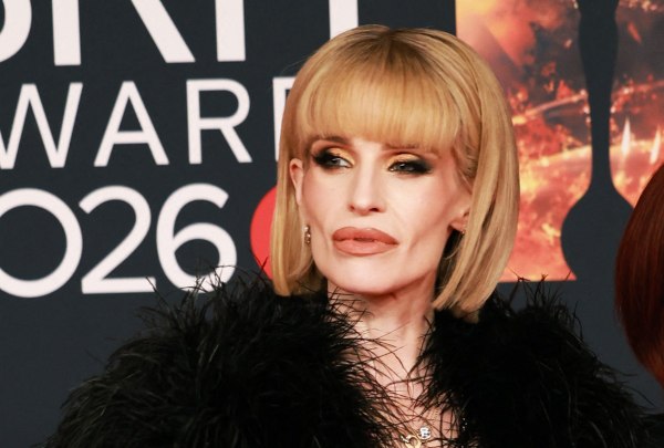 Η Κέλι Όσμπορν απαντά σε όσους σχολιάζουν αρνητικά το σώμα της ενώ «περνάει την πιο δύσκολη περίοδο της ζωής της»