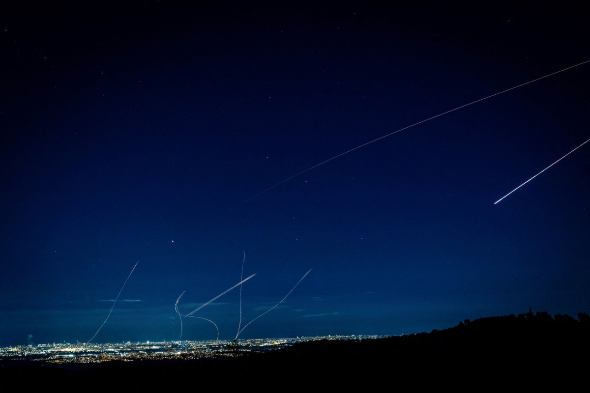 Τα αντίποινα του Ιράν στην επίθεση από ΗΠΑ και Ισραήλ έφεραν τον πόλεμο στην πόρτα του Περσικού Κόλπου
