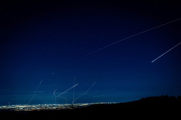 Τα αντίποινα του Ιράν στην επίθεση από ΗΠΑ και Ισραήλ έφεραν τον πόλεμο στην πόρτα του Περσικού Κόλπου