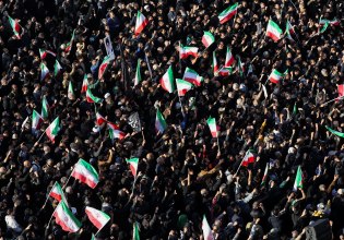 Στις φλόγες η Μέση Ανατολή: Το Ιράν υπόσχεται την πιο καταστροφική αντεπίθεση μετά τον θάνατο του Χαμενεΐ