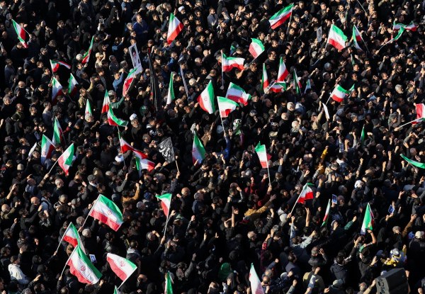 Στις φλόγες η Μέση Ανατολή: Το Ιράν υπόσχεται την πιο καταστροφική αντεπίθεση μετά τον θάνατο του Χαμενεΐ