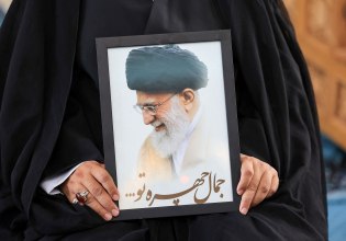 Παρουσιάστρια στο Ιράν κλαίει με λυγμούς για τον Χαμενεΐ – «Οι διάβολοι όλου του κόσμου θα γιορτάσουν σήμερα» [βίντεο]