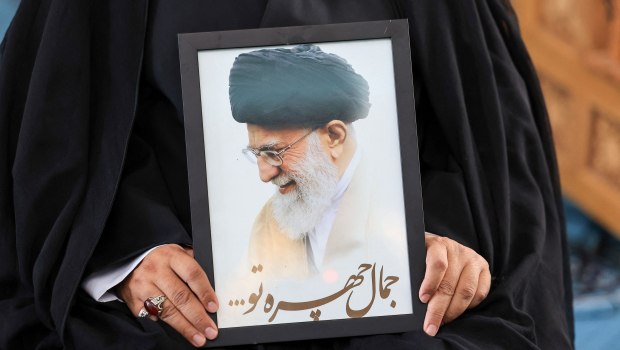 Παρουσιάστρια στο Ιράν κλαίει με λυγμούς για τον Χαμενεΐ – «Οι διάβολοι όλου του κόσμου θα γιορτάσουν σήμερα» [βίντεο]