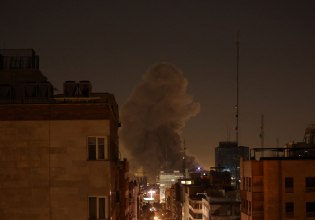 Αεροπορικές επιδρομές στην Τεχεράνη – Διακόπηκε μετά από πλήγμα η μετάδοση της κρατικής τηλεόρασης