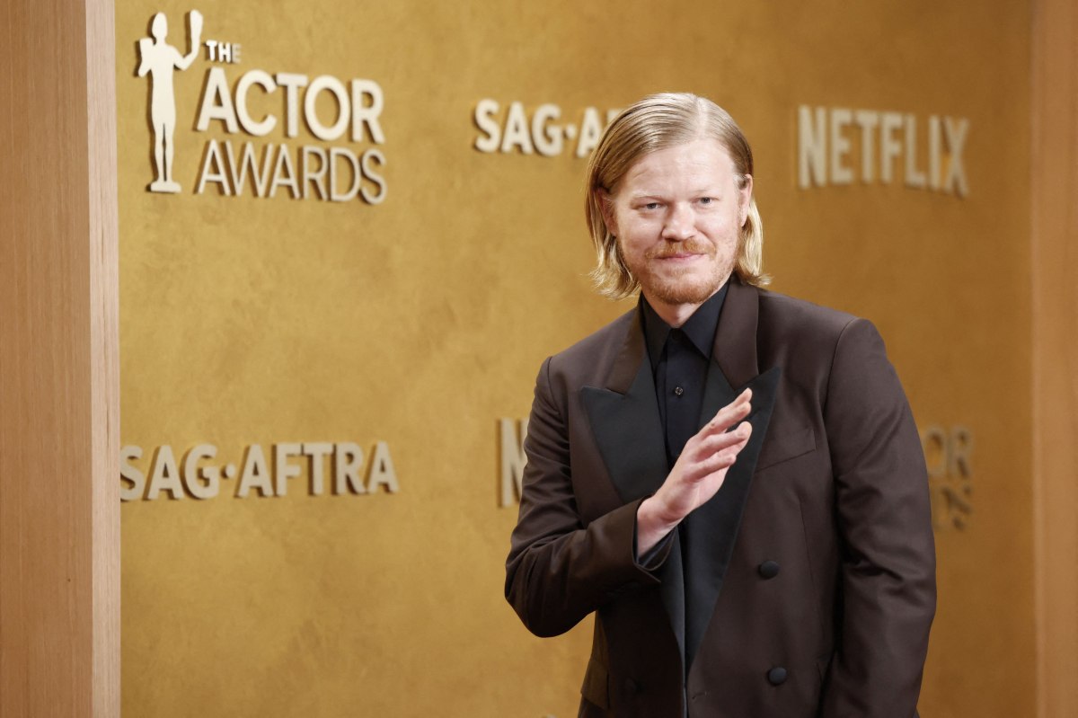 Αξίζει το βραβείο Καλύτερου Φίλου: Η αντίδραση του Τζέσι Πλίμονς στη νίκη του Μάικλ Μπι Τζόρνταν στα SAG Awards έγινε viral