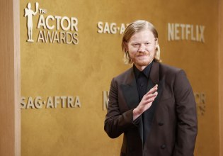 Αξίζει το βραβείο Καλύτερου Φίλου: Η αντίδραση του Τζέσι Πλίμονς στη νίκη του Μάικλ Μπι Τζόρνταν στα SAG Awards έγινε viral