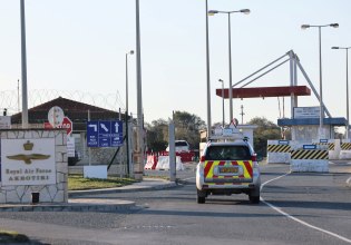 Κύπρος: Κλειστά σχολεία στο Ακρωτήρι και οδηγίες για τα καταφύγια – Τι λένε οι Βρετανοί για το χτύπημα στη βάση