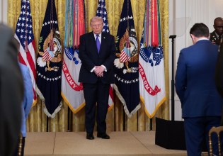 Τα πυρηνικά είναι «φτηνή» δικαιολογία πίσω από τον πόλεμο στο Ιράν – Τα κίνητρα είναι διαφθορά και αυταρχισμός