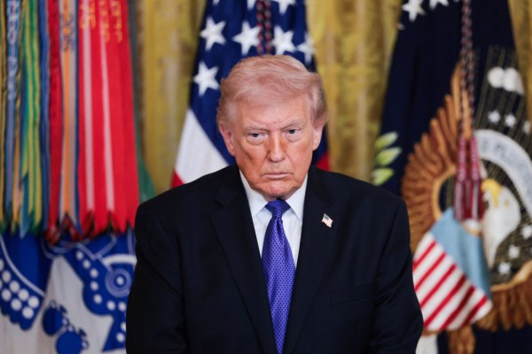 Τραμπ: «Το Ιράν αγνόησε τις προειδοποιήσεις μας για το πυρηνικό του πρόγραμμα – Τους διαλύουμε»