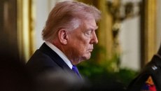 Εξάνθημα στον λαιμό του Τραμπ «φουντώνει» ξανά τα σενάρια για προβλήματα υγείας