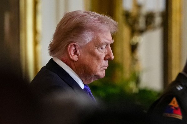 Εξάνθημα στον λαιμό του Τραμπ «φουντώνει» ξανά τα σενάρια για προβλήματα υγείας