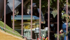 Ελ Μέντσο: Η κηδεία σε χρυσό φέρετρο και η ανθοδέσμη σε σχήμα κόκορα