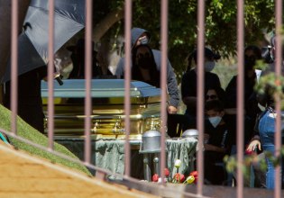 Ελ Μέντσο: Η κηδεία σε χρυσό φέρετρο και η ανθοδέσμη σε σχήμα κόκορα