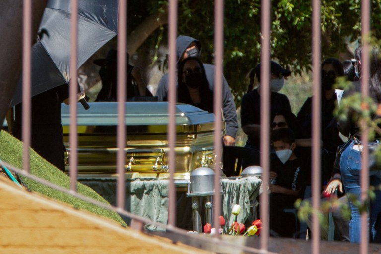 Ελ Μέντσο: Η κηδεία σε χρυσό φέρετρο και η ανθοδέσμη σε σχήμα κόκορα