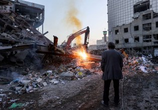 «Πυρά» Τραμπ κατά Ισπανίας και Βρετανίας – Ο Μακρόν στέλνει το «Σαρλ ντε Γκωλ» στη Μεσόγειο – Ιρανικό χτύπημα σε προξενείο των ΗΠΑ στο Ντουμπάι